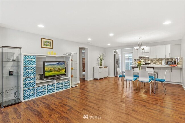 Foto del edificio - 4 Bed 2 Bath Home in Mountlake Terrace!