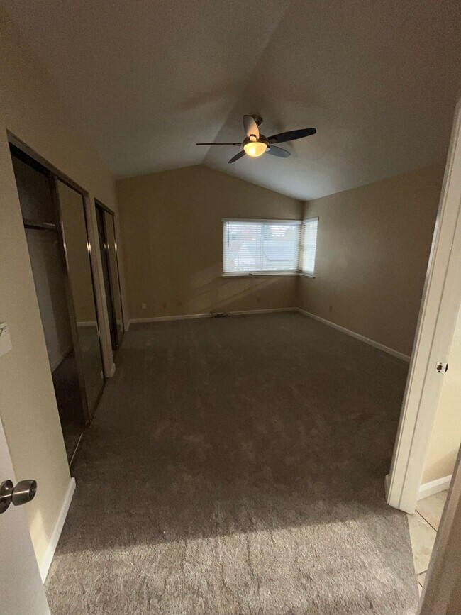 Foto del edificio - 4BR / 2.5 bath with over 1700 square feet....