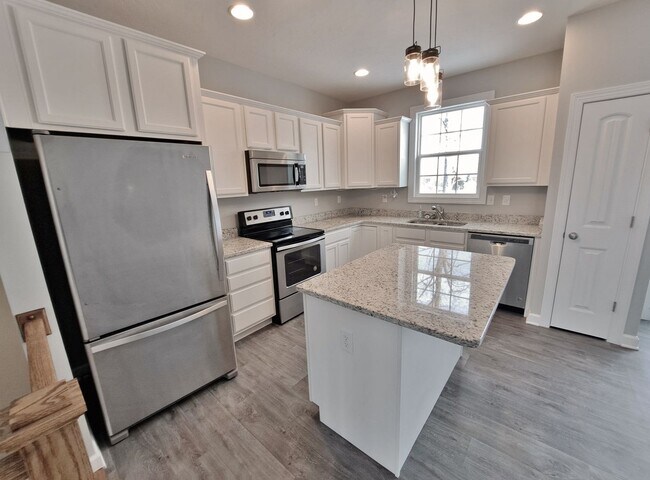 Foto del edificio - 3 Bed / 2-1/2 Bath  Single Family Town Home w/Attached1 Car Garage