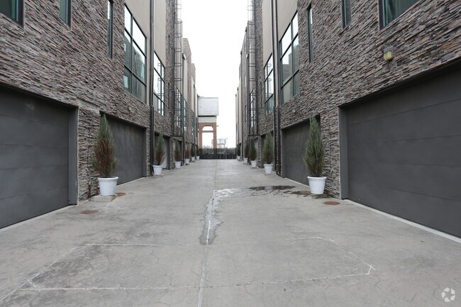 Building Photo - 3200 Thomas Ave