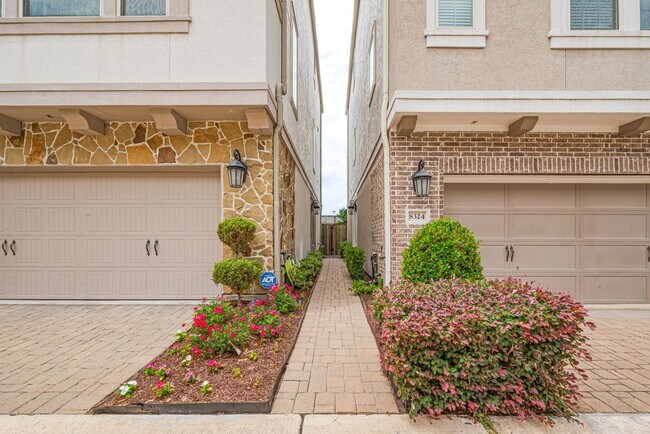 Building Photo - 8324 Hillendahl Blvd