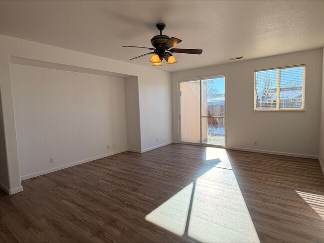 Foto del edificio - Newly Renovated 3 Bedroom with a 3 Car Garage