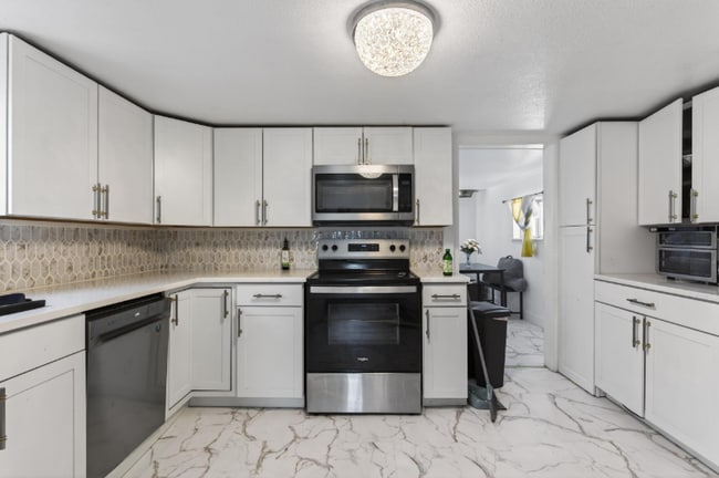 Building Photo - 307 E Oak St