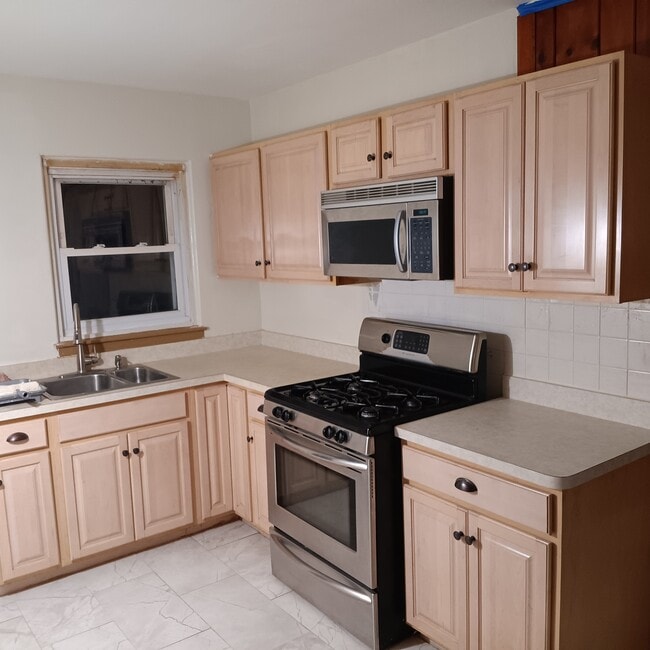 Building Photo - 220 Taft St