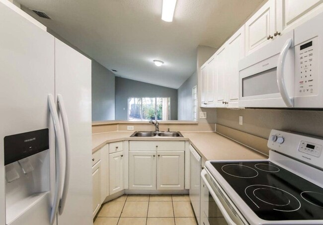 Building Photo - 1360 SW 119th Ave