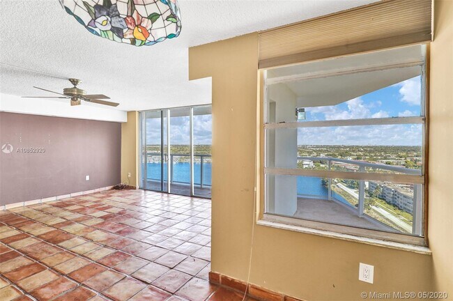 Building Photo - 1351 NE Miami Gardens Dr