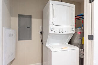 1BD, 1BA - 938SF - Laundry - Overland Crossing
