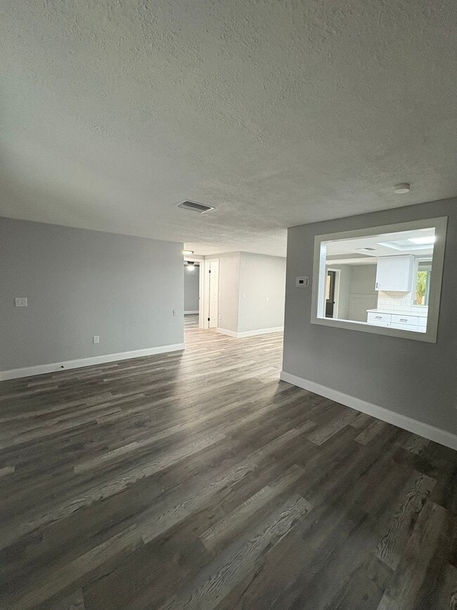 Foto del edificio - Fully Remodeled 3bed/2bath  Home with Bonus Room & Modern Upgrades