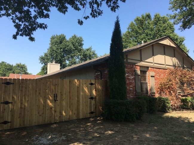Building Photo - Spacious 3BD 2BTH Updated Owasso Home