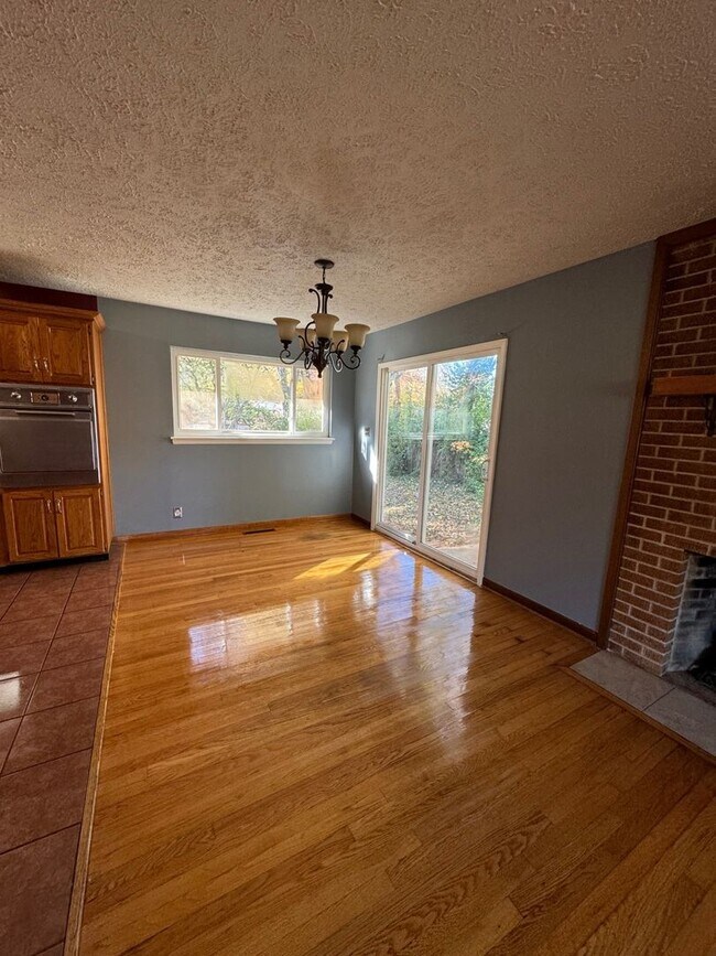 Foto del edificio - 3 Bed 1 Bath 1 Carport Fenced in Backyard!