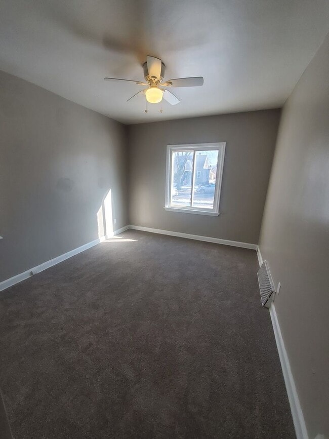 Building Photo - 2 Bedroom Single Family