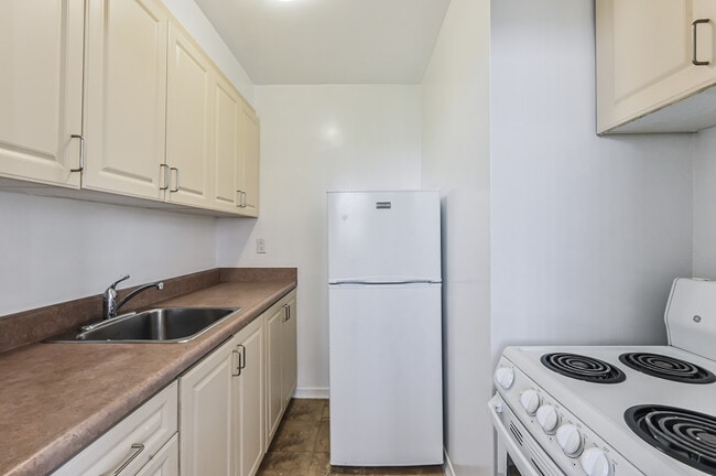 Building Photo - Davisville Tower