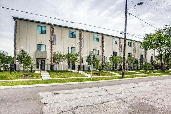Building Photo - 1502 Bennett Ave