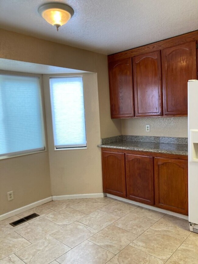 Building Photo - **Your Home in Windsor!!**