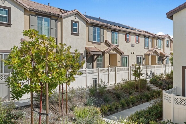 Building Photo - Beautiful 3 Bed / 2.5 Bath Condo with Open Floor Plan & Private Patio!