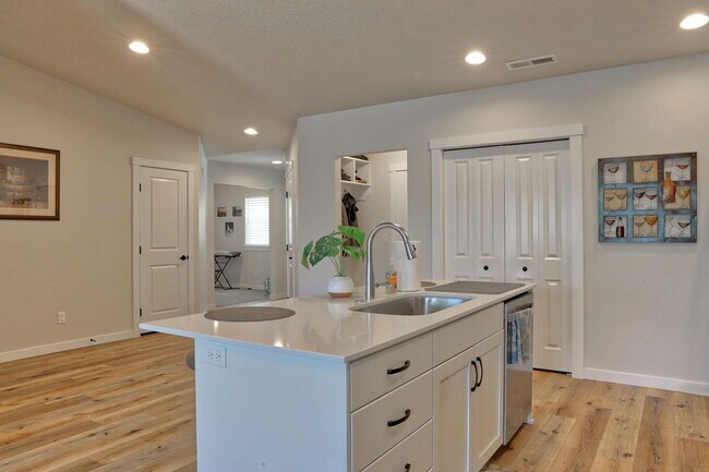 Foto del edificio - New home for Rent! Great Location.