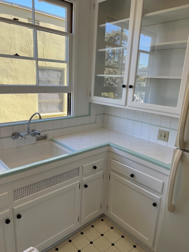 Building Photo - 326 N Gardner St