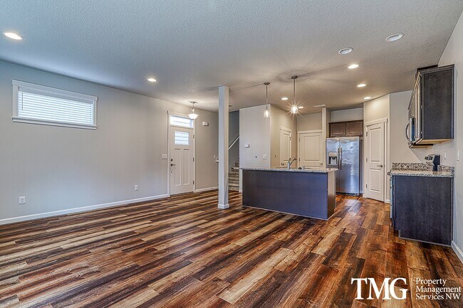 Building Photo - Great Suburban 3 Bed 2.5 Bath Home in Minn...