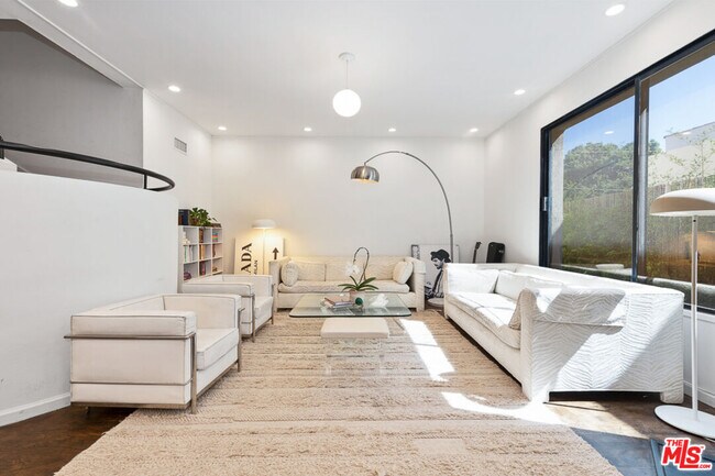 Building Photo - 148 S Roxbury Dr