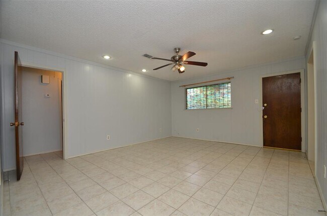 Building Photo - 7230 Oak Village Dr