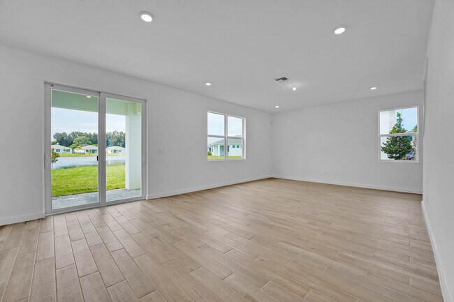 Building Photo - 5893 SE Sky Blue Cir
