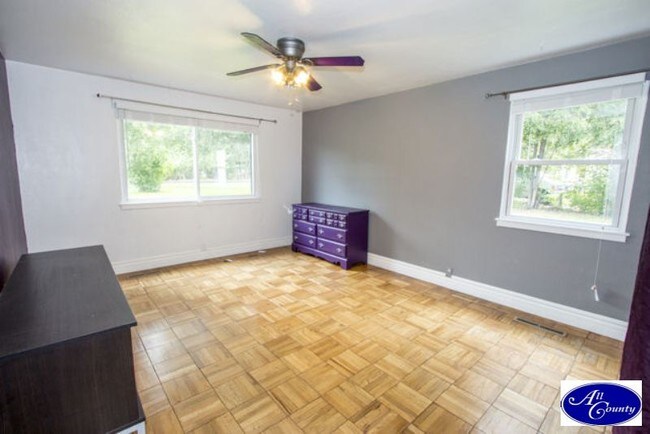 Building Photo - 550 S Summit View Dr