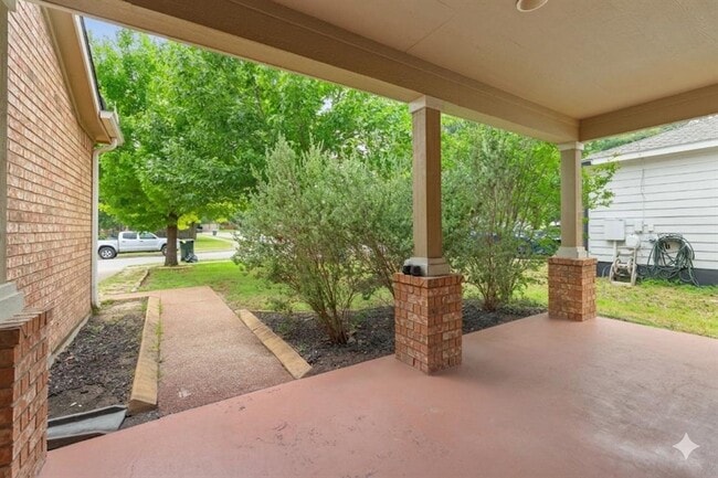 Building Photo - 1121 Sweet Gum Dr
