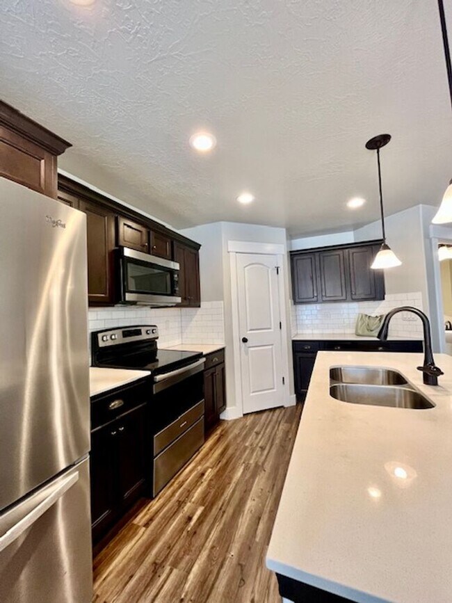Foto del edificio - 4 Bed/2.5 Bath Townhome in Lehi - FREE 65" TV