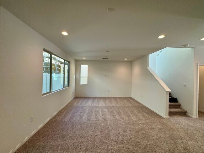 Foto del edificio - Brand-New 4-Bedroom, 3-Bath Single Family Home for Lease in Ontario with Solar Panels