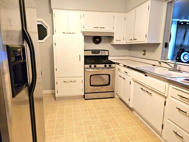 Building Photo - 3 bedroom, 1.5 bath