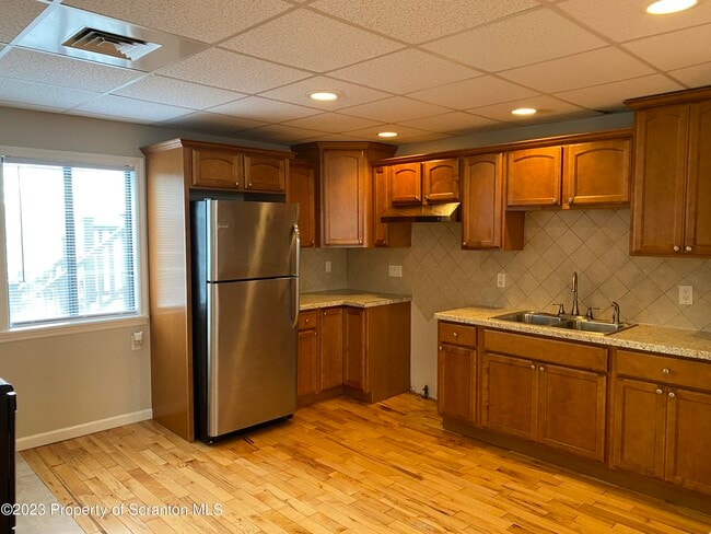 Building Photo - 440 Larch St