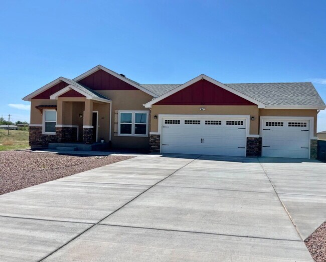 Foto del edificio - Stunning 3-Bed Ranch with 3-Car Garage & RV Parking in Pueblo West
