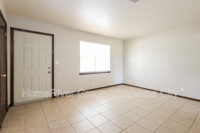 Foto del edificio - 335 E Hillcrest Ln