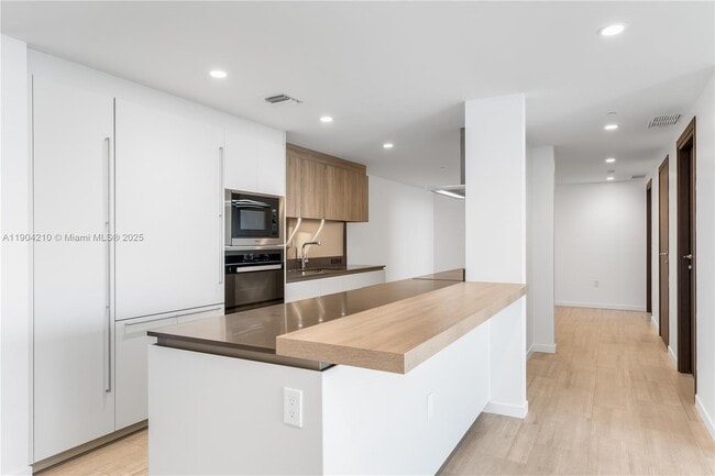 Building Photo - 1000 Brickell Plaza