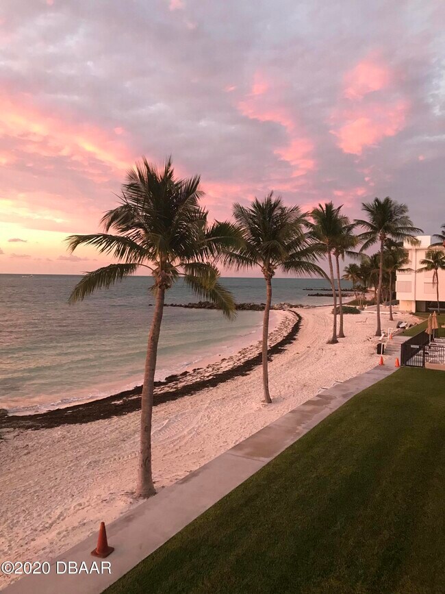 Foto del edificio - 1001 W Ocean Dr