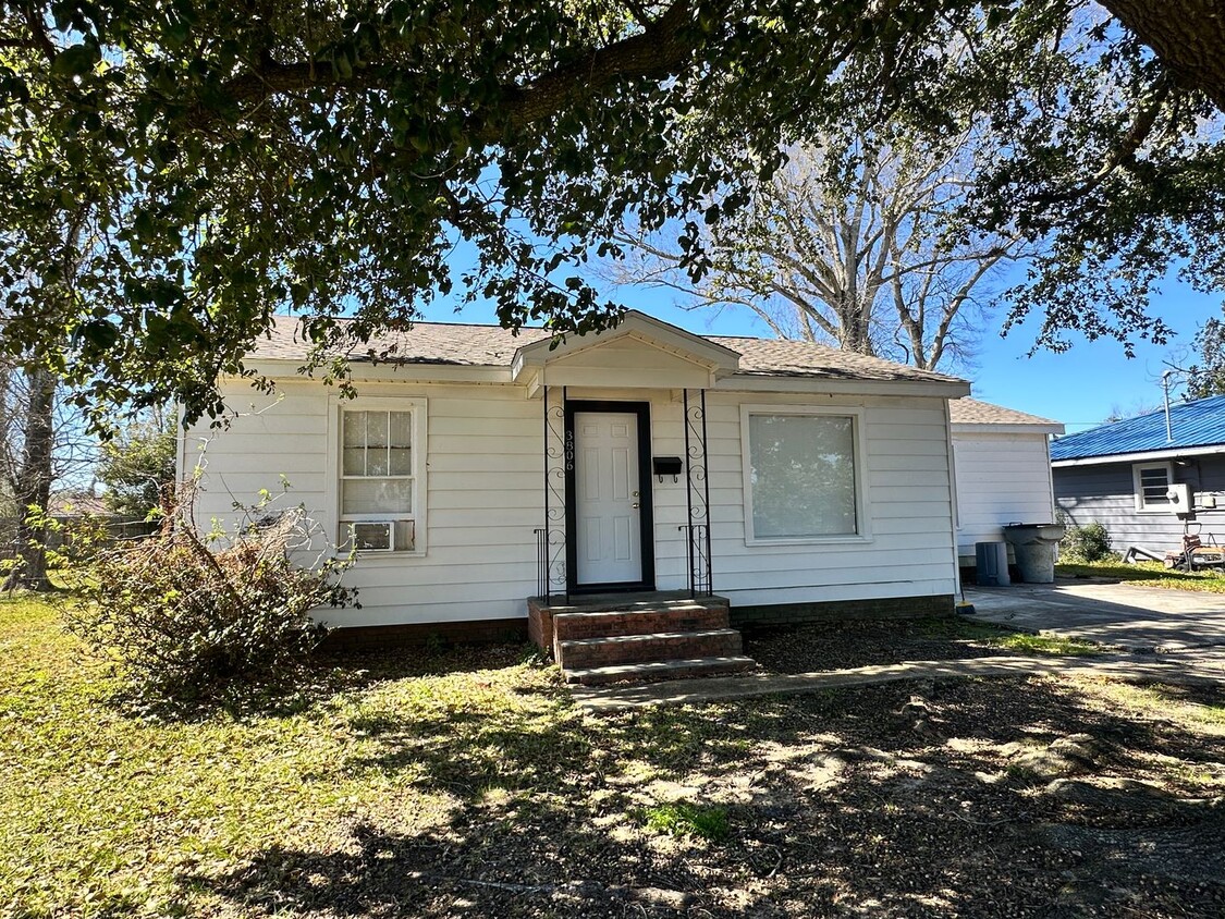 Primary Photo - Spacious 3/2 available Near McNeese!