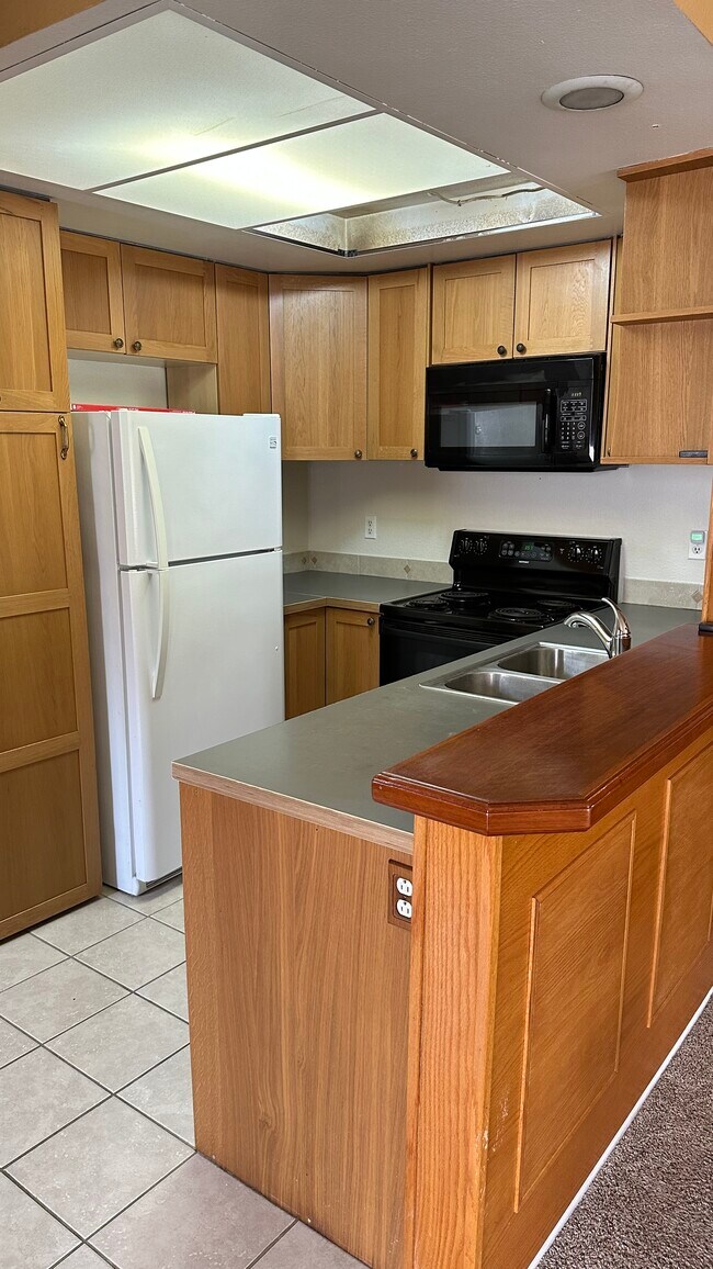 Kitchen - 8811 Gilman Dr