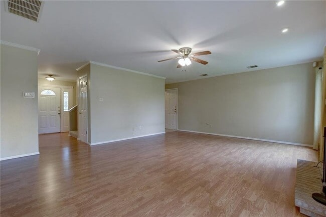 Building Photo - 1402 Doonesbury Dr