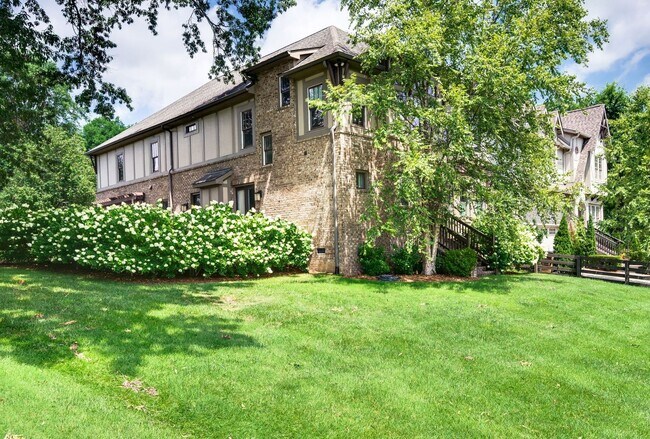 Foto del edificio - Stunning 4BE/3.5BA home in the heart of Gr...