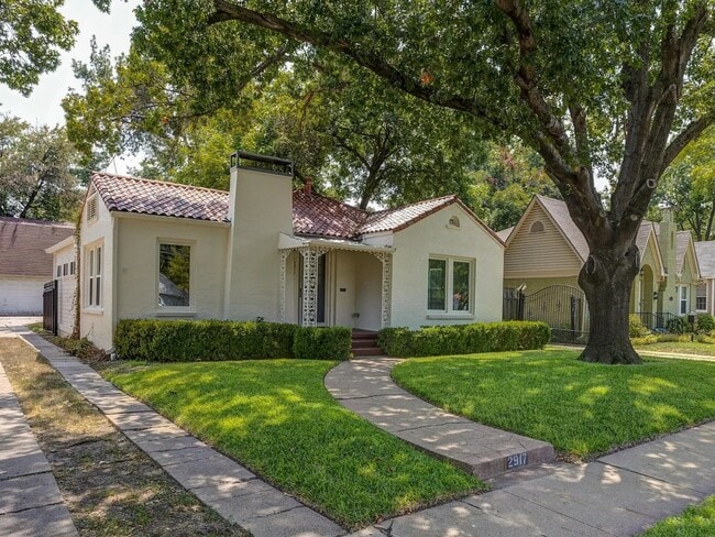 Primary Photo - 2917 Benbrook Blvd