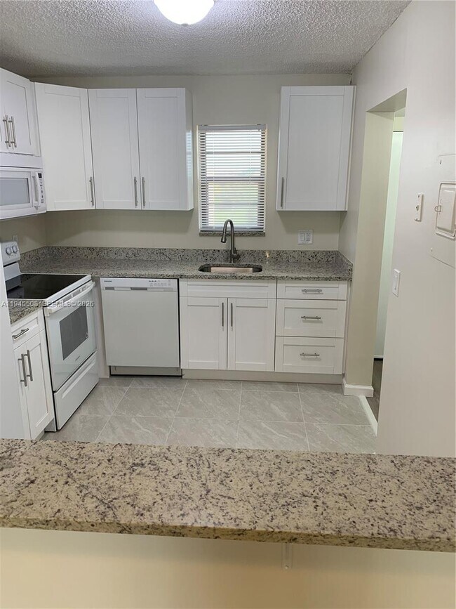 Foto del edificio - 9273 SW 8th St