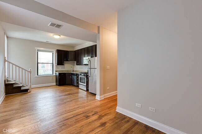 Building Photo - 1060 W Balmoral Ave