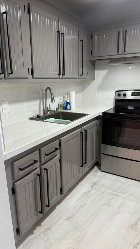 Foto principal - 52 E Newport Center Dr