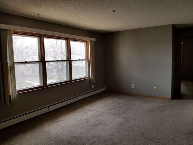Building Photo - 633 S Main Ave