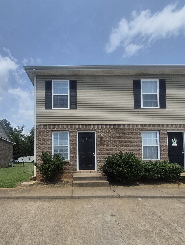 Foto del edificio - 805A OAK ARBOR CT CLARKSVILLE, TN 37040