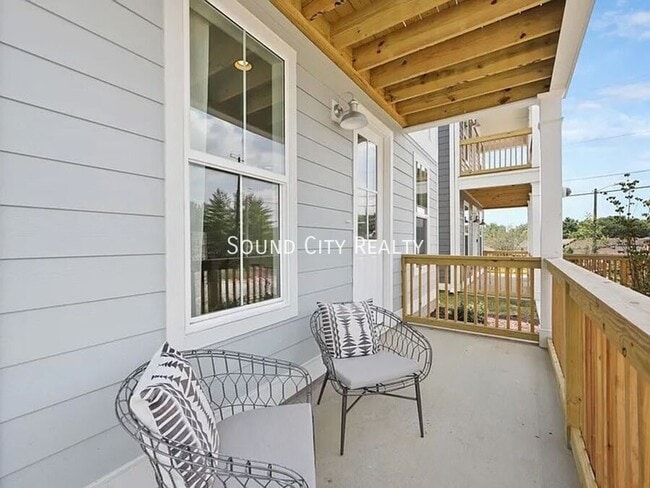 Building Photo - 806 Briar Cir
