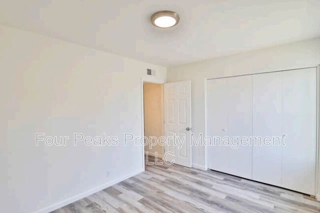 Building Photo - 311 E Vine Cir