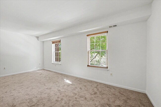 Foto del edificio - 1410 Greendale Ct