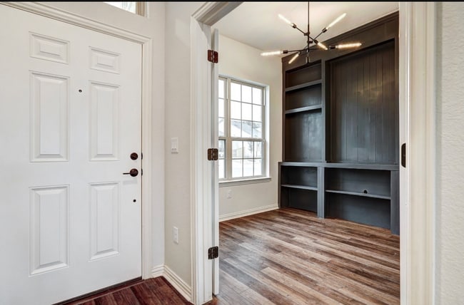 Building Photo - 13006 Bloomington Dr