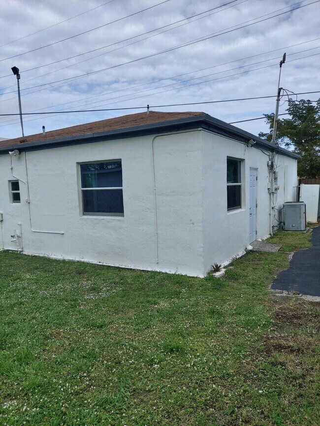 Building Photo - 121 N Dixie Hwy